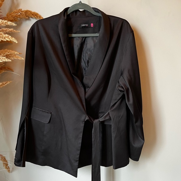 Beautiful tuxedo like plus size blazer - Picture 1 of 7